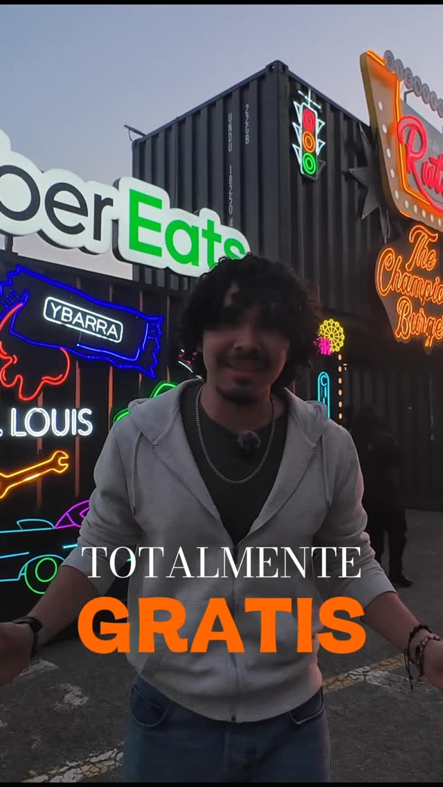 Nico probando The Champions Burger